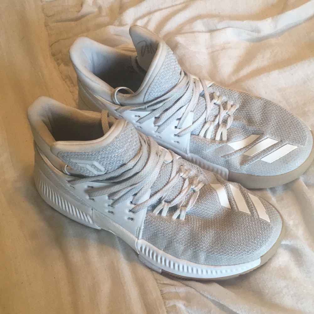 Low top basketball shoes